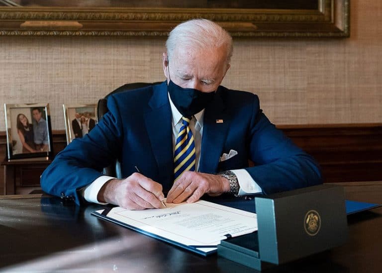 Il presidente Biden firma un ordine esecutivo per affrontare la carenza di semiconduttori