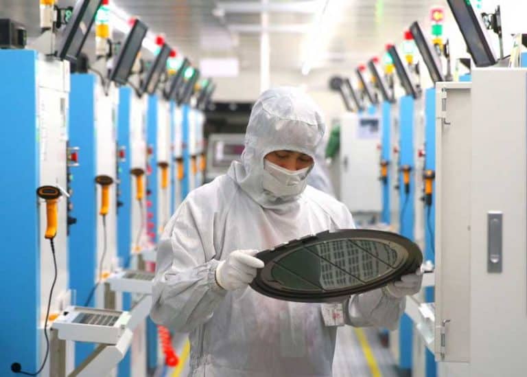 La capacità produttiva globale di semiconduttori aumenterà dell’8,7% nel 2022 grazie a 10 nuovi Fab