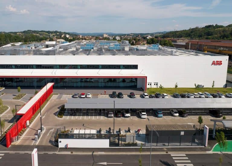 ABB E-mobility inaugura il suo più grande impianto di produzione di stazioni di ricarica in corrente continua in Italia