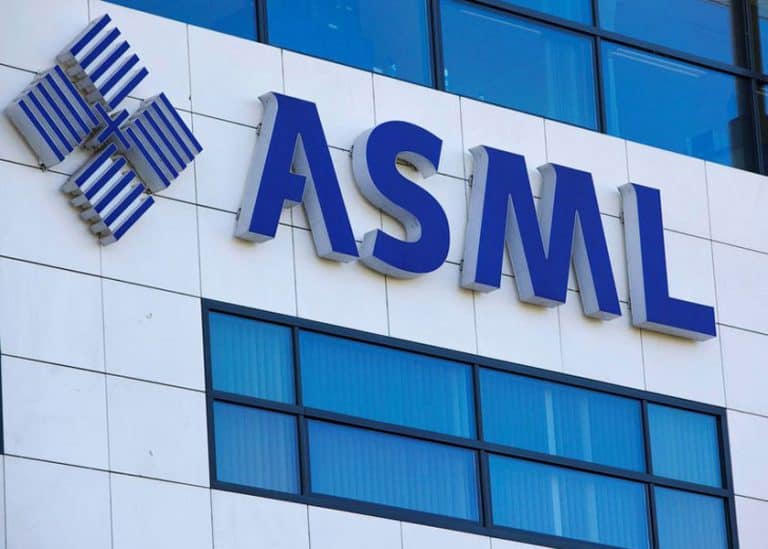 Terzo trimestre 2024 positivo per ASML che però taglia le previsioni di vendita per alcuni settori provocando un crollo del titolo in borsa