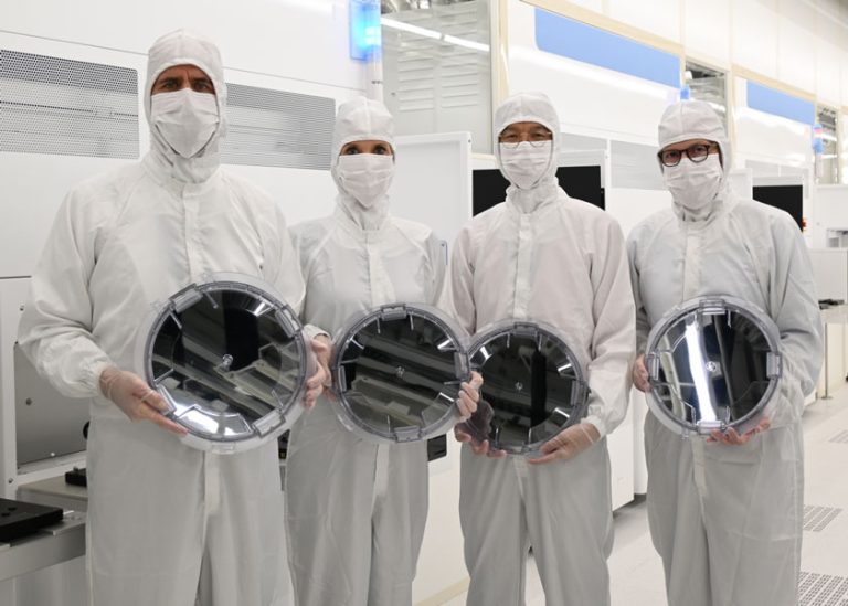 Dalle linee produttive del nuovo stabilimento di Singapore di Siltronic sono usciti i primi wafer da 300 mm